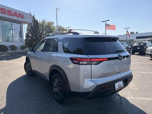 2025 Nissan Pathfinder SV 4WD