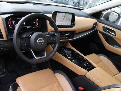 Pearl White Tricoat/Super Black 2023 Nissan Rogue Platinum