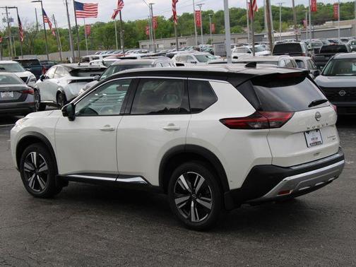 Pearl White Tricoat/Super Black 2023 Nissan Rogue Platinum