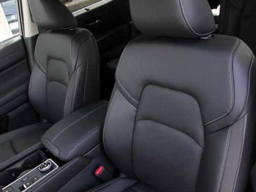 Everest White Pearl Tricoat 2026 Nissan Pathfinder SL