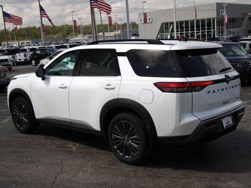 Everest White Pearl Tricoat 2026 Nissan Pathfinder SL