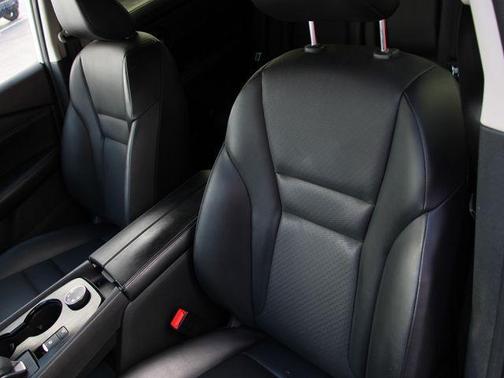 Pearl White Tricoat 2023 Nissan Rogue SV