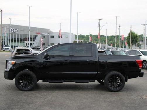 2024 Nissan Titan SV