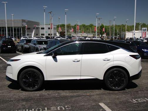 Everest White Pearl Tricoat/Super Black 2026 Nissan Murano Platinum