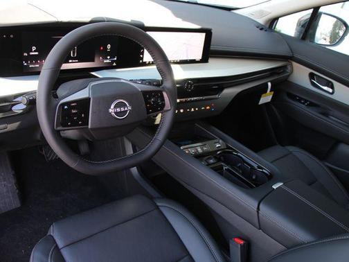 Everest White Pearl Tricoat/Super Black 2026 Nissan Murano Platinum