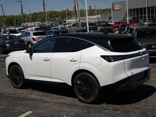 Everest White Pearl Tricoat/Super Black 2026 Nissan Murano Platinum