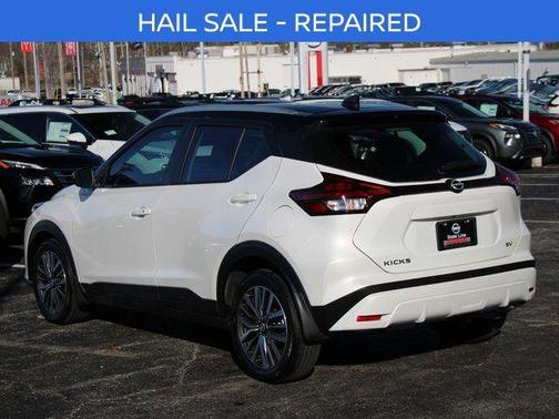 Aspen White Tricoat/Super Black 2024 Nissan Kicks SV