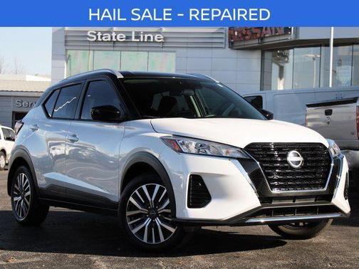 Aspen White Tricoat/Super Black 2024 Nissan Kicks SV