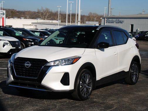 Aspen White Tricoat/Super Black 2024 Nissan Kicks SV