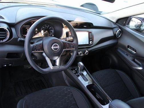 Aspen White Tricoat/Super Black 2024 Nissan Kicks SV