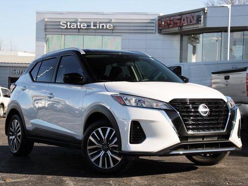 Aspen White Tricoat/Super Black 2024 Nissan Kicks SV