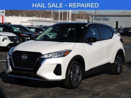 Aspen White Tricoat/Super Black 2024 Nissan Kicks SV