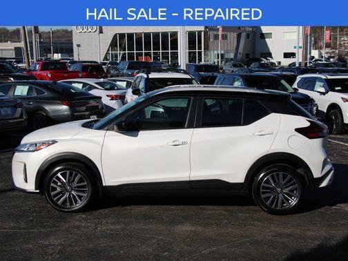 Aspen White Tricoat/Super Black 2024 Nissan Kicks SV