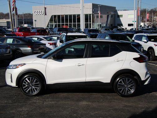 Aspen White Tricoat/Super Black 2024 Nissan Kicks SV