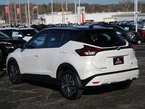 Aspen White Tricoat/Super Black 2024 Nissan Kicks SV