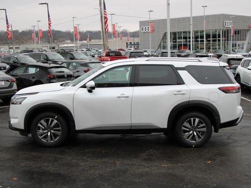 2025 Nissan Pathfinder SL 4WD