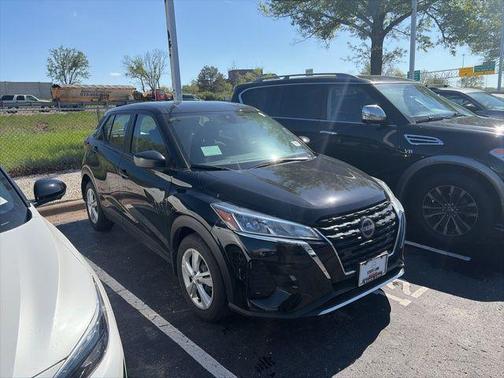 Super Black 2025 Nissan Kicks S