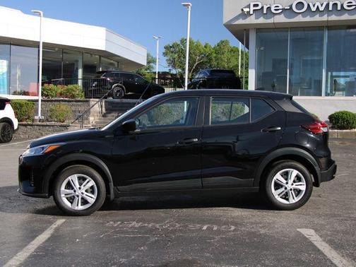 Super Black 2025 Nissan Kicks S