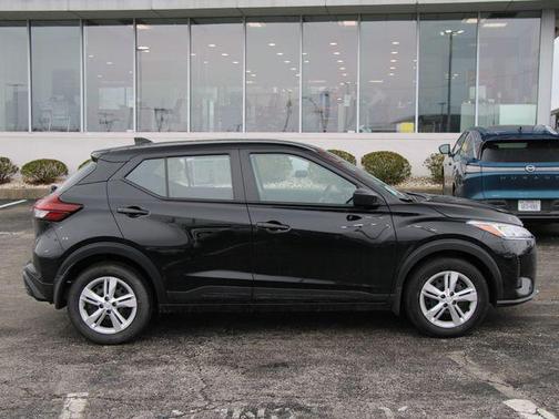 Super Black 2025 Nissan Kicks S