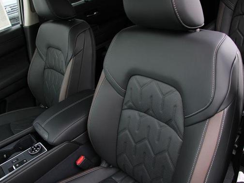 Everest White Pearl Tricoat/Super Black 2026 Nissan Pathfinder Platinum