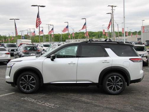 Everest White Pearl Tricoat/Super Black 2026 Nissan Pathfinder Platinum