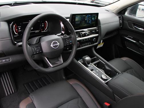 Everest White Pearl Tricoat/Super Black 2026 Nissan Pathfinder Platinum