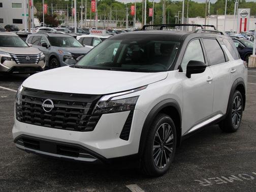 Everest White Pearl Tricoat/Super Black 2026 Nissan Pathfinder Platinum