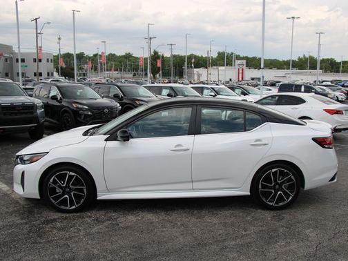 Aspen White Tricoat/Super Black 2025 Nissan Sentra SR