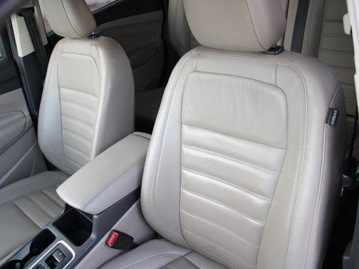 White Platinum Metallic Tri-Coat 2019 Ford Escape Titanium