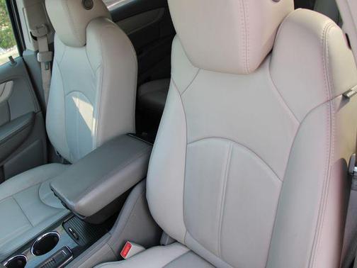 Silver Ice Metallic 2017 Chevrolet Traverse 2LT