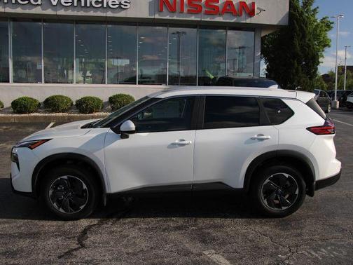 Everest White Pearl Tricoat 2026 Nissan Rogue SV