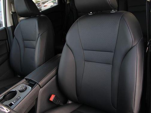 Everest White Pearl Tricoat 2026 Nissan Rogue SV