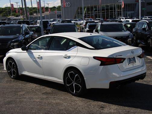 Pearl White Tricoat 2025 Nissan Altima SR FWD
