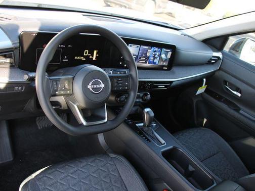 Aspen White Tricoat/Super Black 2026 Nissan Kicks SV