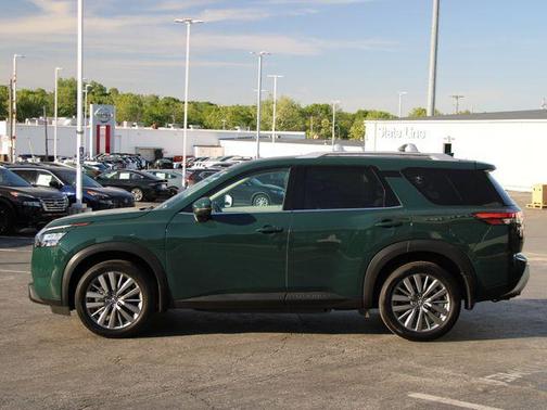 Obsidian Green Pearl 2025 Nissan Pathfinder SL 4WD