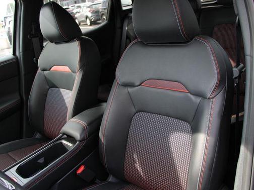 Gun Metallic/Super Black 2025 Nissan Kicks SR