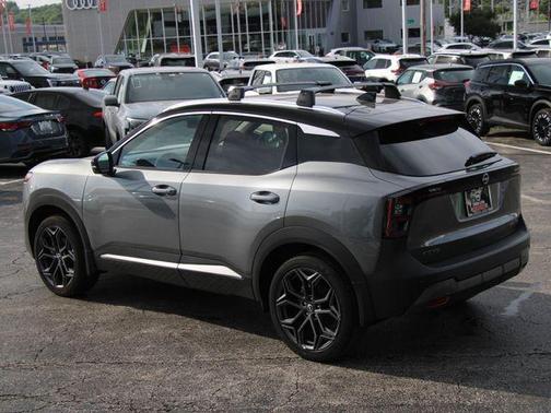 Gun Metallic/Super Black 2025 Nissan Kicks SR