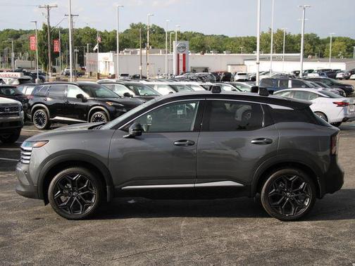 Gun Metallic/Super Black 2025 Nissan Kicks SR