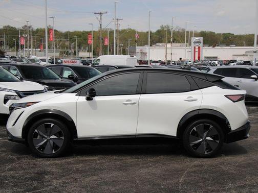 Everest White Pearl Tricoat/Black Diamond Pearl 2023 Nissan ARIYA PLATINUM+