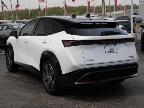 Everest White Pearl Tricoat/Black Diamond Pearl 2023 Nissan ARIYA PLATINUM+