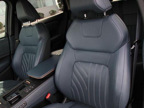 Everest White Pearl Tricoat/Black Diamond Pearl 2023 Nissan ARIYA PLATINUM+