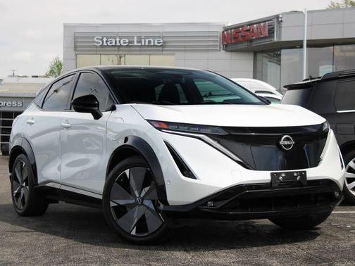 Everest White Pearl Tricoat/Black Diamond Pearl 2023 Nissan ARIYA PLATINUM+