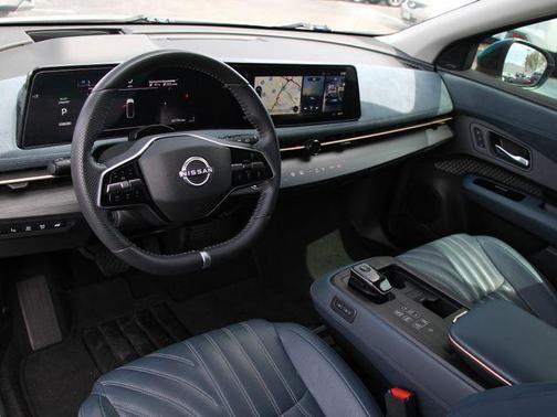 Everest White Pearl Tricoat/Black Diamond Pearl 2023 Nissan ARIYA PLATINUM+