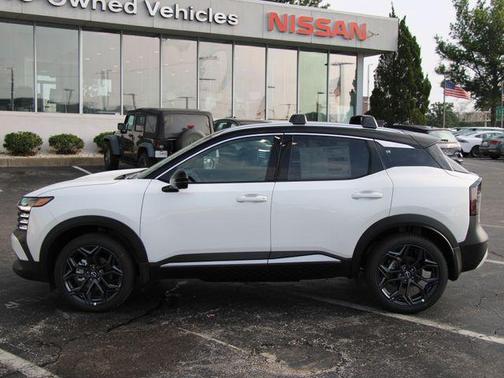 Aspen White Tricoat/Super Black 2026 Nissan Kicks SR