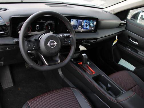 Aspen White Tricoat/Super Black 2026 Nissan Kicks SR