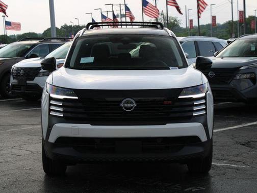 Aspen White Tricoat/Super Black 2026 Nissan Kicks SR