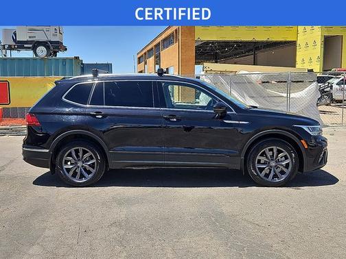Deep Black Pearl Effect 2022 Volkswagen Tiguan 2.0T SE