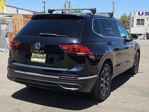 Deep Black Pearl Effect 2022 Volkswagen Tiguan 2.0T SE