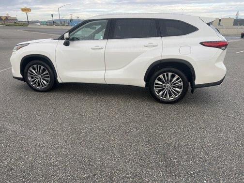 Photo 2 of 40 of 2020 Toyota Highlander Platinum
