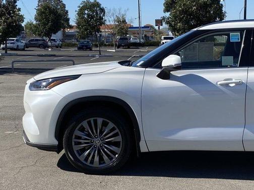 Photo 3 of 34 of 2020 Toyota Highlander Platinum